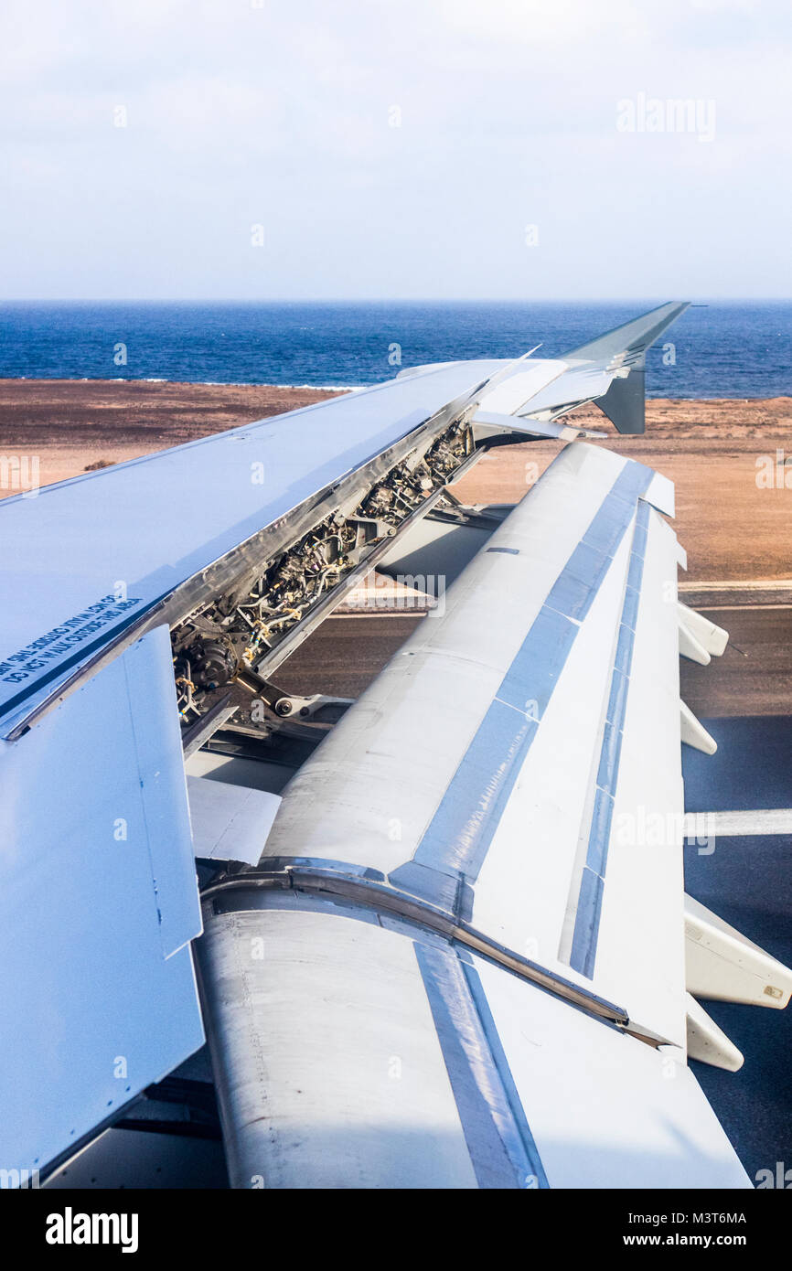 Klappen und Druckluftbremsen sind bei einem Airbus A321, der auf dem Flughafen Fuerteventura auf den Kanarischen Inseln landet, voll im Einsatz Stockfoto