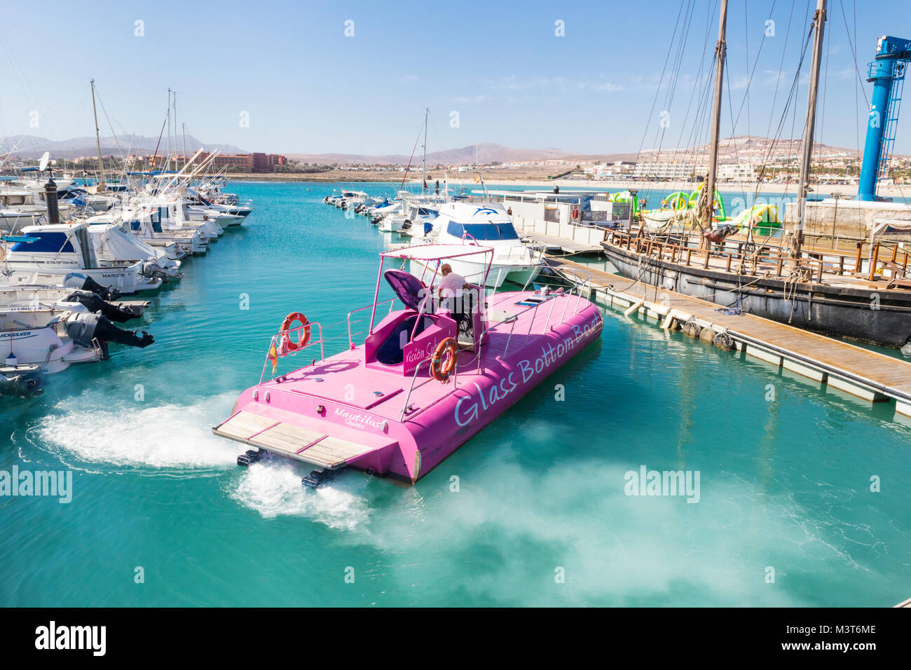 Das Glas Boden Boot verlassen Hafen von Caleta de Fuste, Fuerteventura, Kanarische Inseln Stockfoto