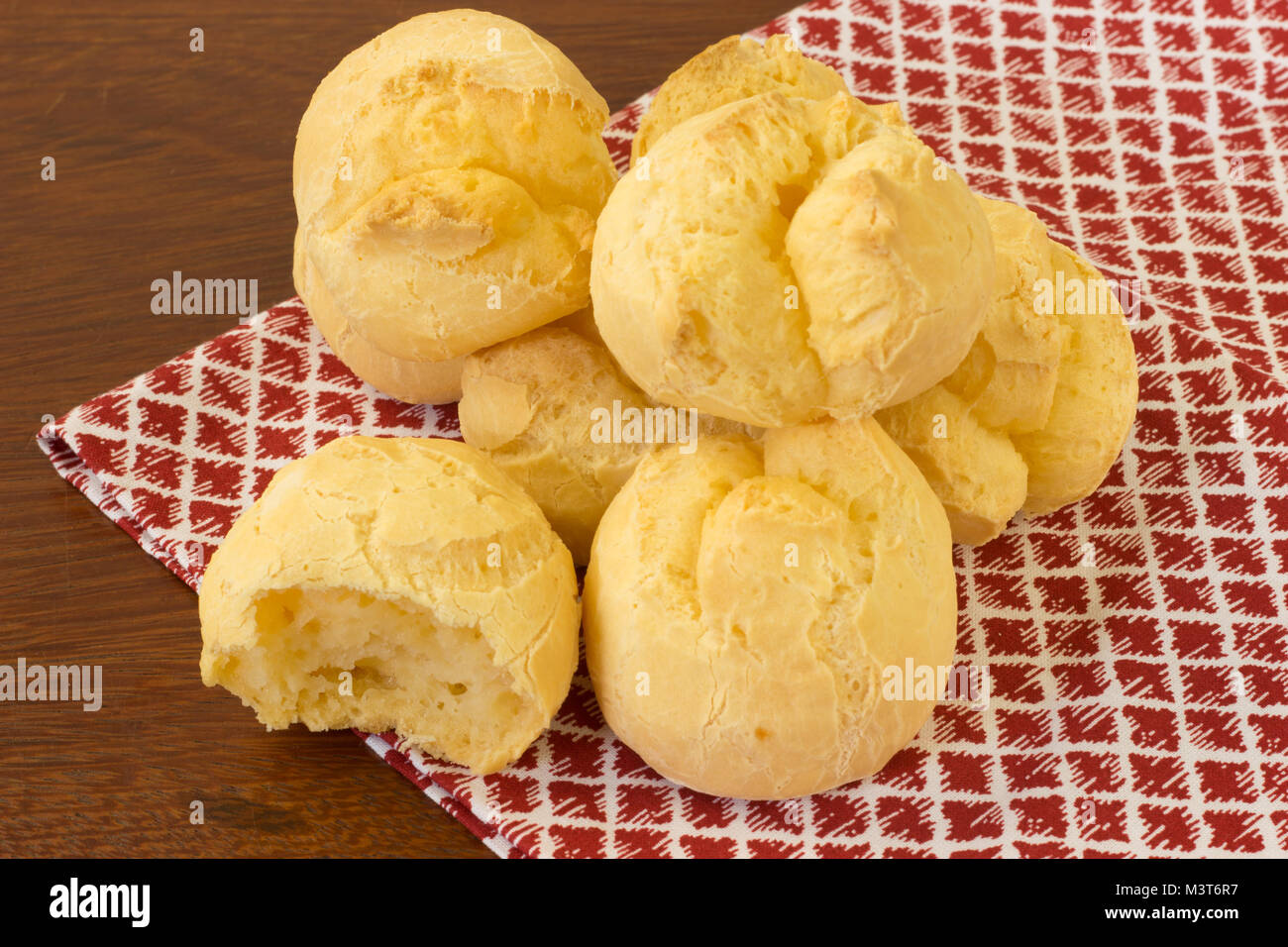 Baum brasilianischen Käse Brot aus einer Art von maniokmehl - traditionelles Essen - auf Holz Tisch-karierten Stoff Stockfoto