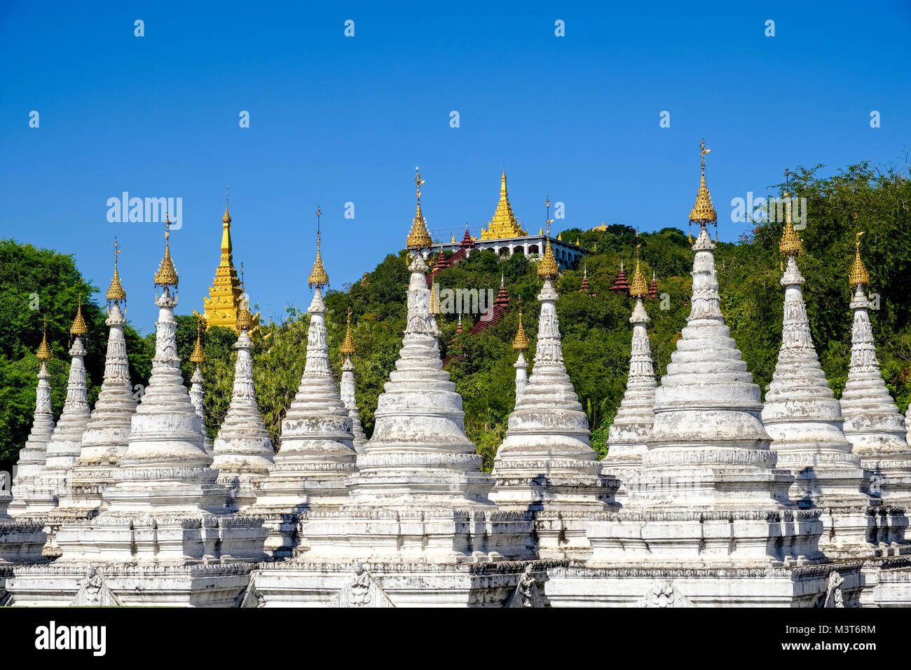 Blick auf den Mandalay Hill über die kleinen Pagoden von Shweyattaw Buddha Pavillon Stockfoto