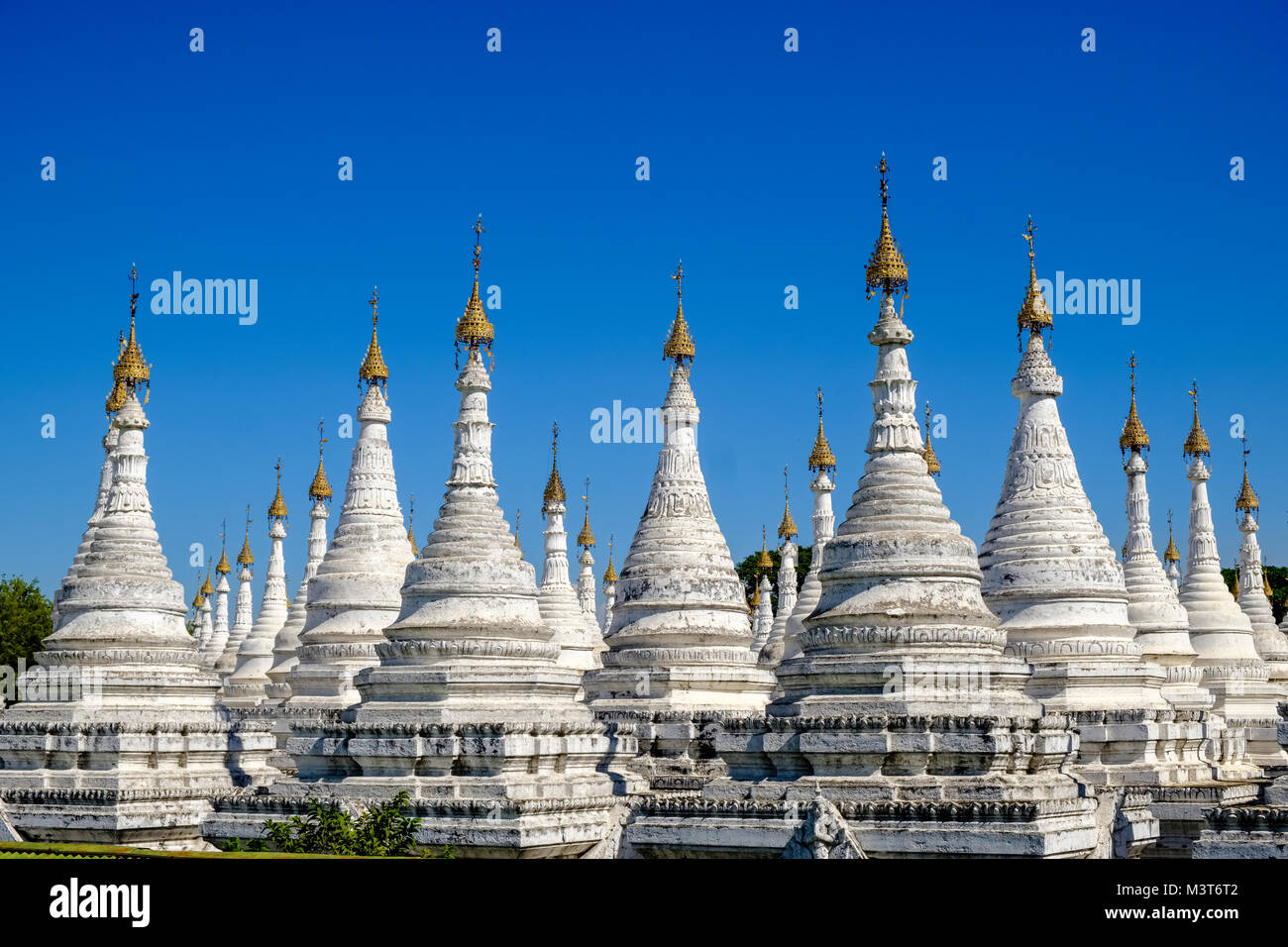 Blick auf den Mandalay Hill über die kleinen Pagoden von Shweyattaw Buddha Pavillon Stockfoto