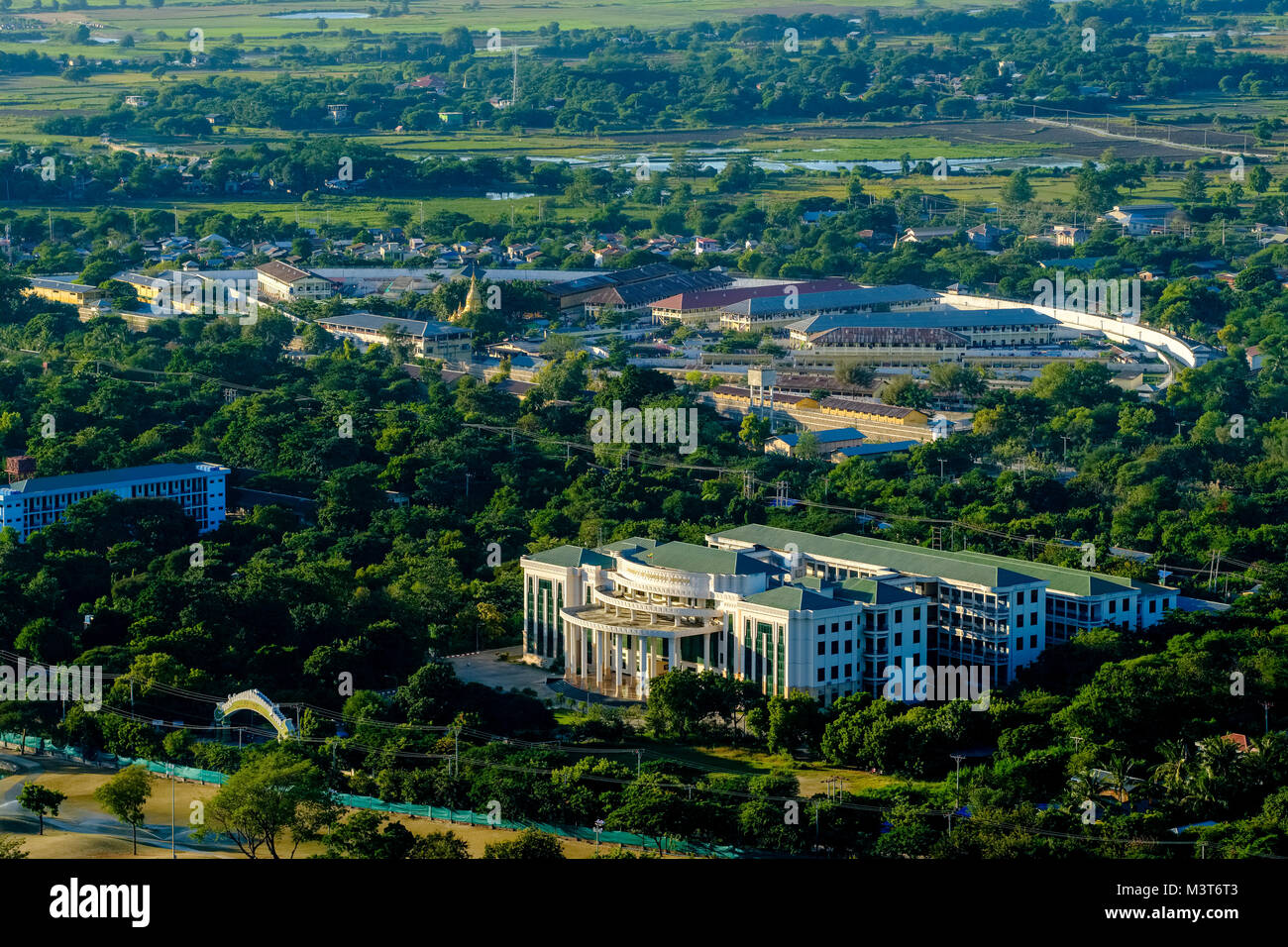 Luftaufnahme auf die Universität und die zentrale Gefängnis von Mandalay Hill Stockfoto