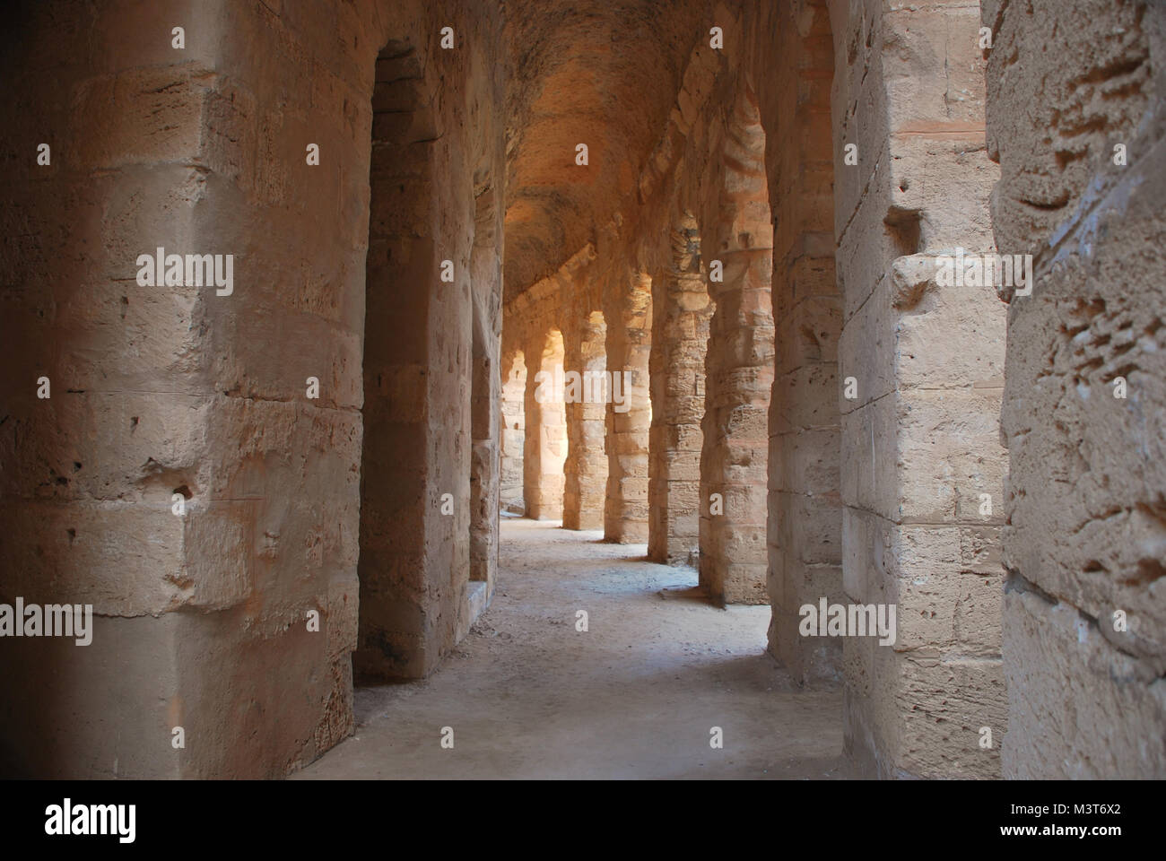 Altes Gewölbe in einem baufälligen coliseumkolosseum Stockfoto