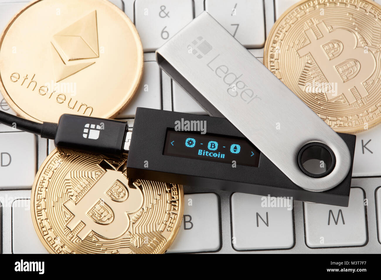 Ledger hardware Wallet für cryptocurrency auf der Tastatur mit goldenen  bitcoin Münzen und des Astraleums Stockfotografie - Alamy