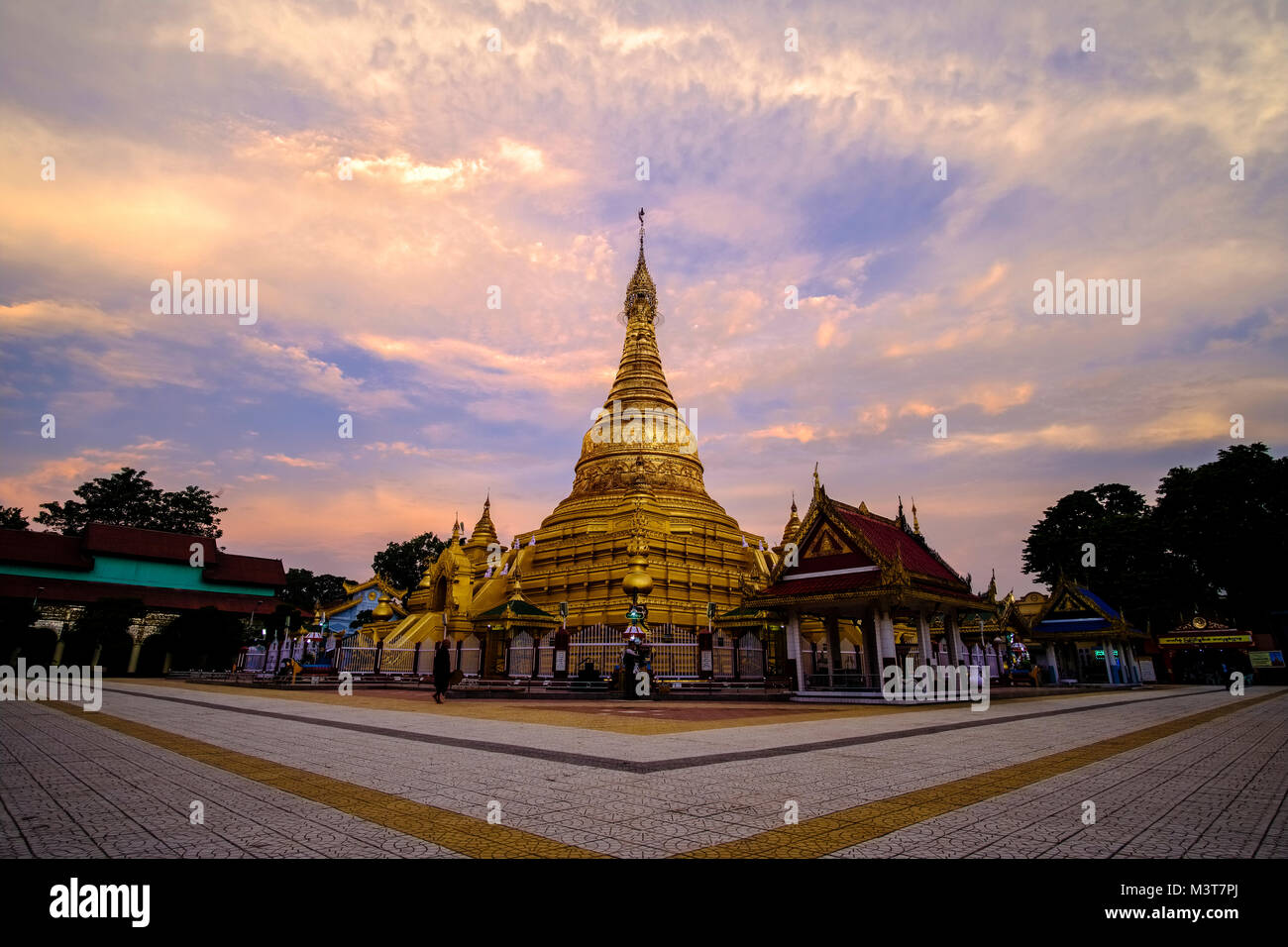 Die beleuchteten goldenen Maha Lawka Marazein Kuthodaw Pagode vor Sonnenaufgang Stockfoto