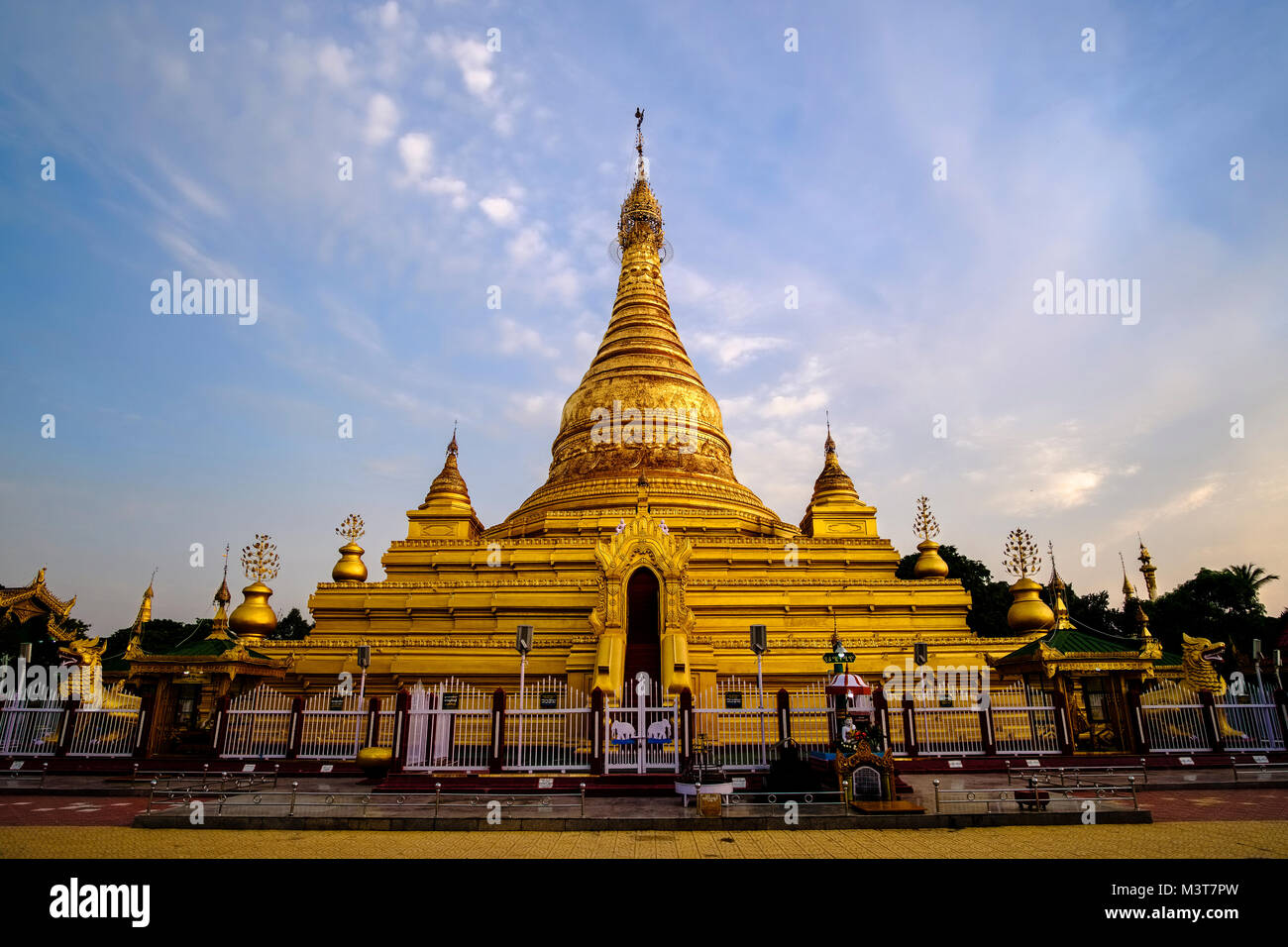 Die beleuchteten goldenen Maha Lawka Marazein Kuthodaw Pagode vor Sonnenaufgang Stockfoto