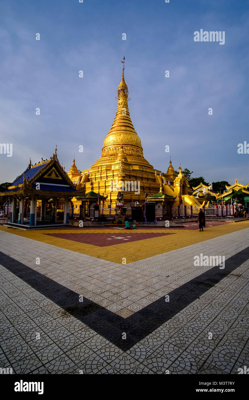 Die goldenen Maha Lawka Marazein Kuthodaw Pagode im ersten Licht des Tages Stockfoto