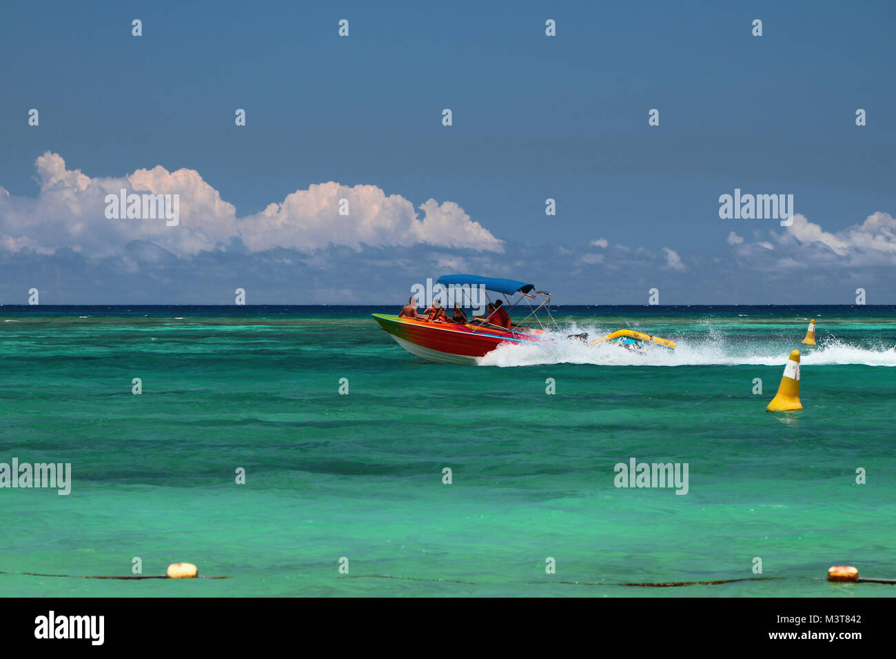 Zu Fuß Boot im Meer. Trou aux Biches, Mauritius Stockfoto