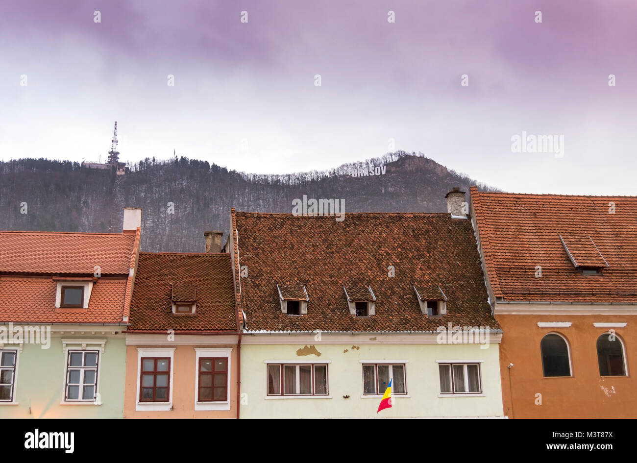 Brasov schreiben auf der Tampa Hügel und historische Gebäude im Vordergrund. Stockfoto