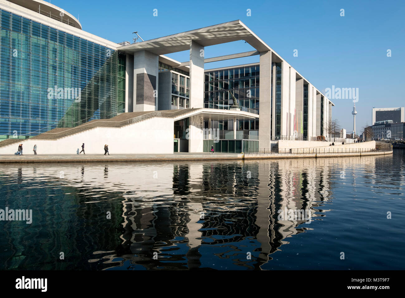 Externe Ansicht der modernen Regierungsgebäuden Marie-Elisabeth-Luders-Haus auf der Spree im Zentrum von Berlin, Deutschland Stockfoto