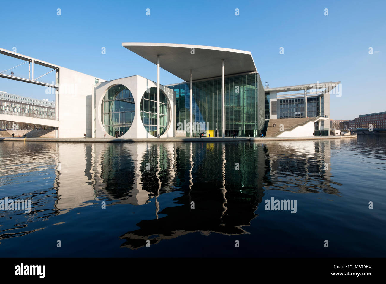 Externe Ansicht der modernen Regierungsgebäuden Marie-Elisabeth-Luders-Haus auf der Spree im Zentrum von Berlin, Deutschland Stockfoto