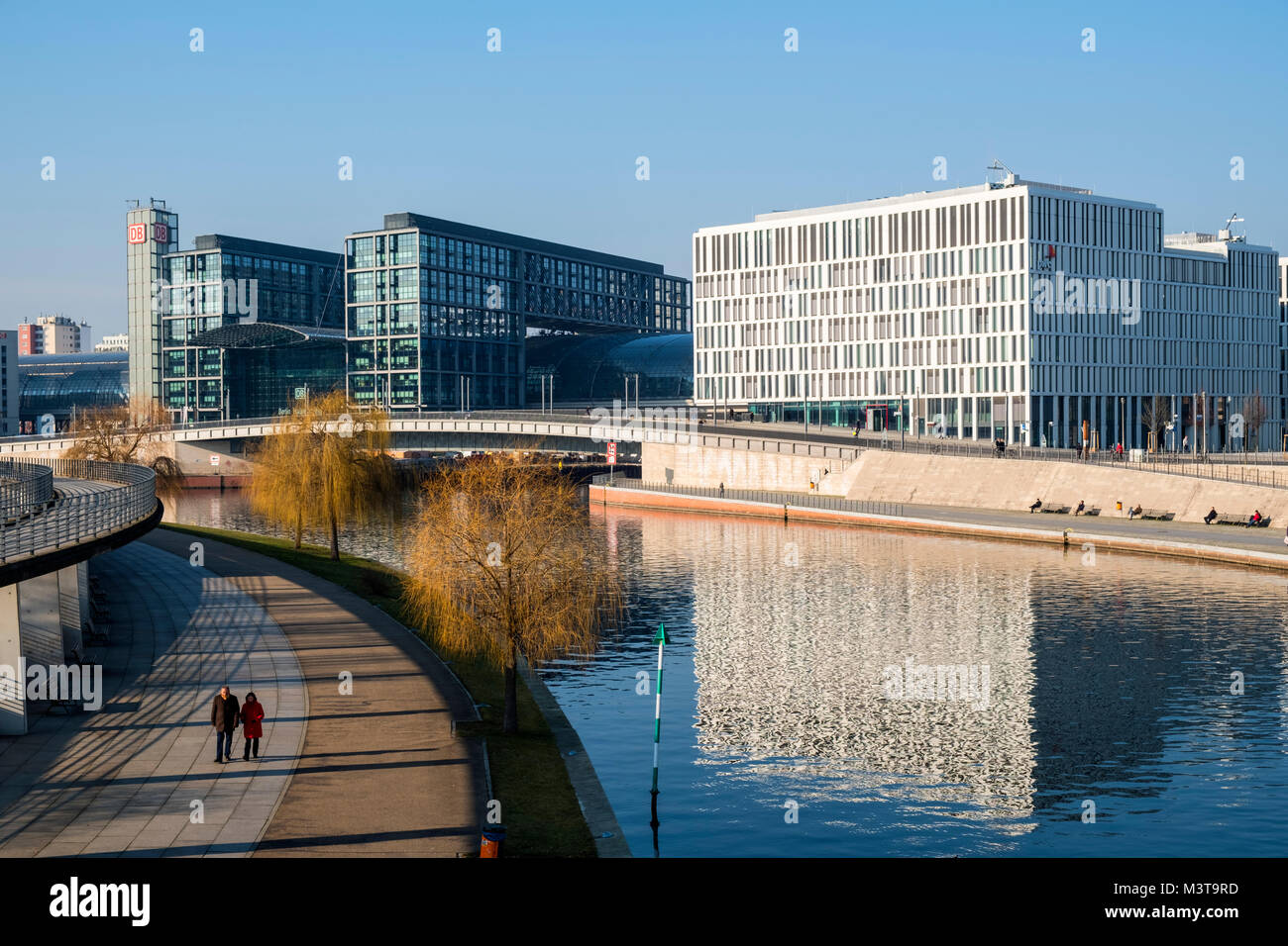 Blick entlang der Spree Richtung Berlin Hauptbahnhof (Hbf) in Berlin, Deutschland Stockfoto