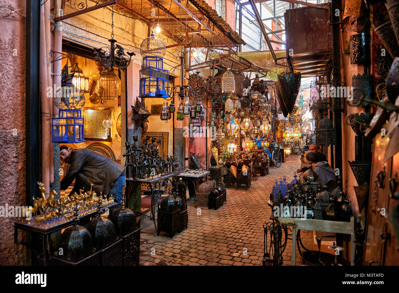 Metall Arbeiten an Berber Markt in Marrakesch, Marokko, Afrika Stockfoto