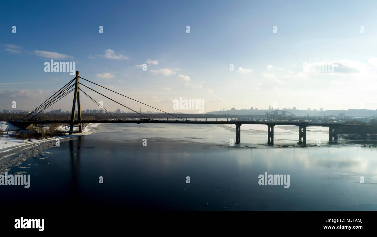 Landschaft mit Federung Moskau Brücke über den Fluss Dnepr, Obolon Kiew, Ukraine Stockfoto