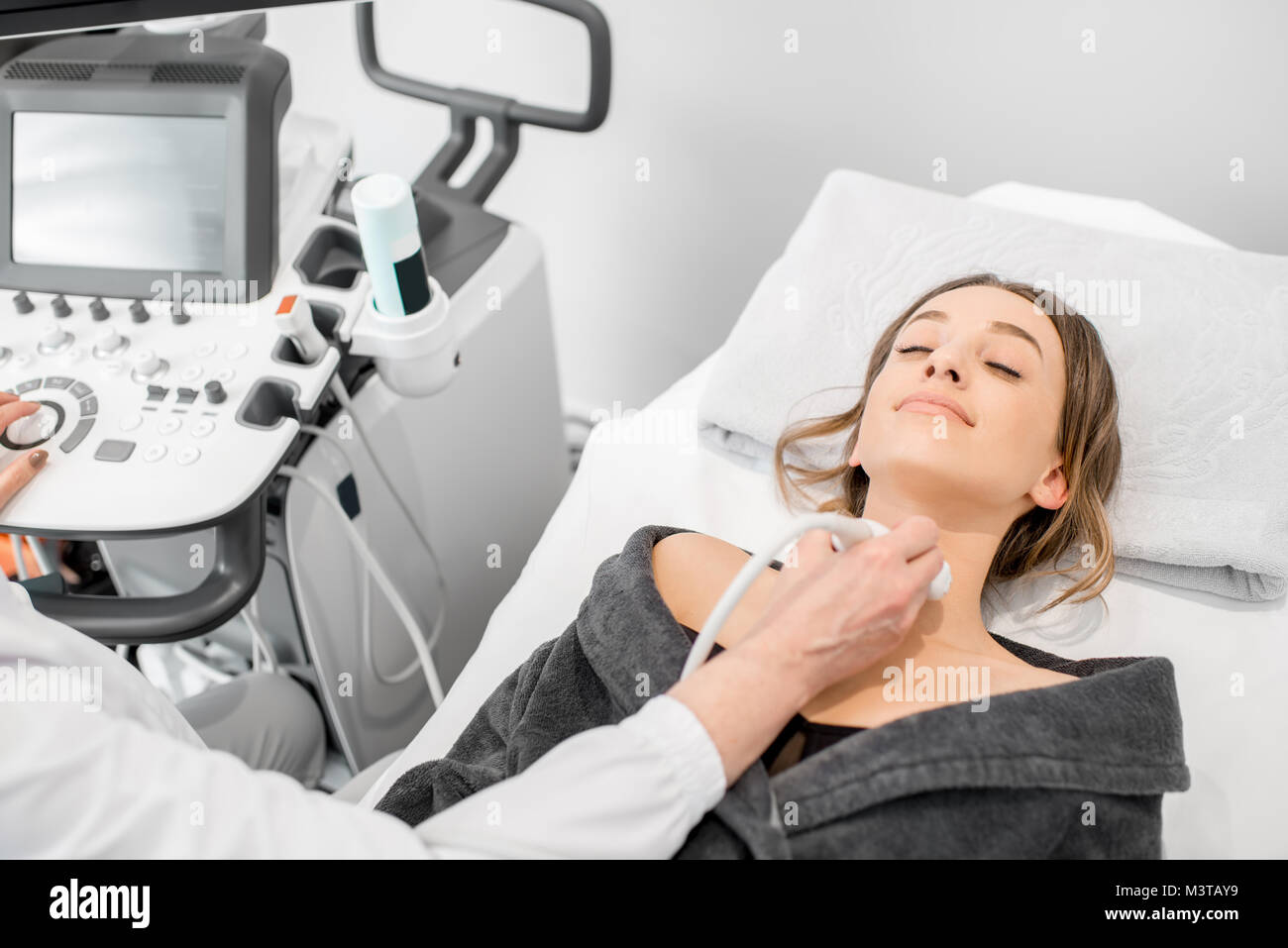 Frau während der Ultraschalluntersuchung Stockfoto