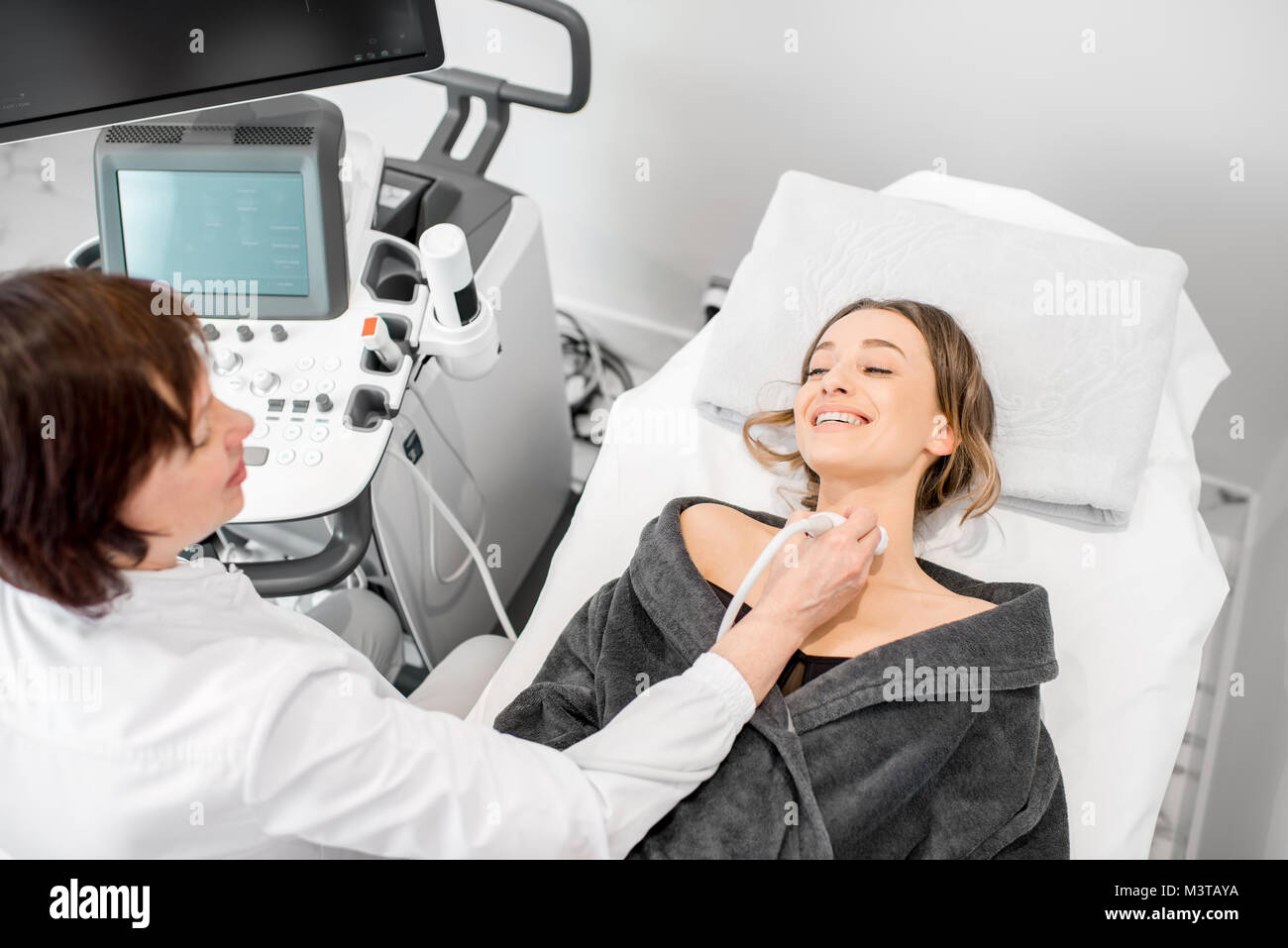 Frau während der Ultraschalluntersuchung Stockfoto