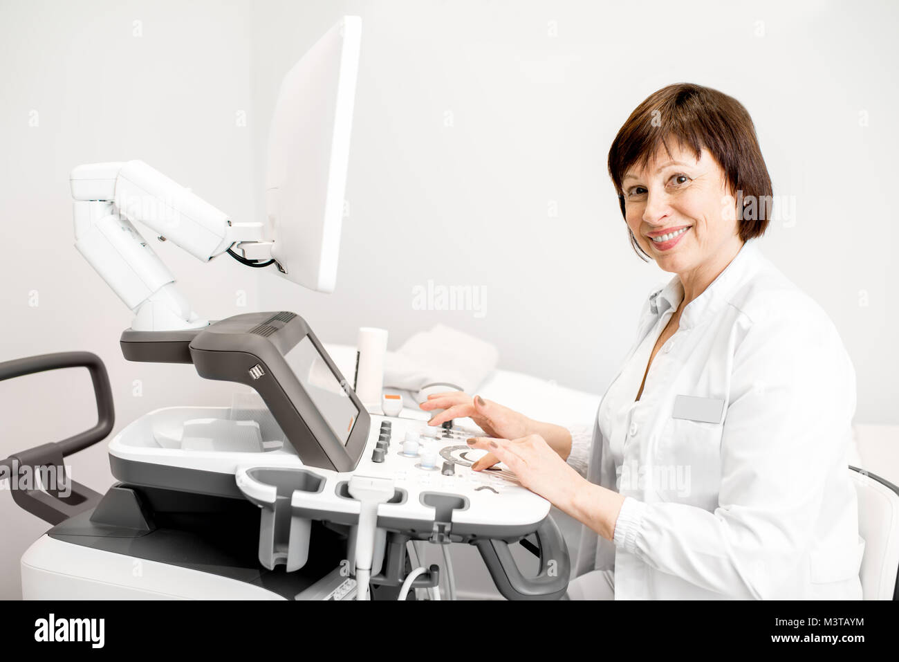 Doktor mit Ultraschallgeräten Stockfoto