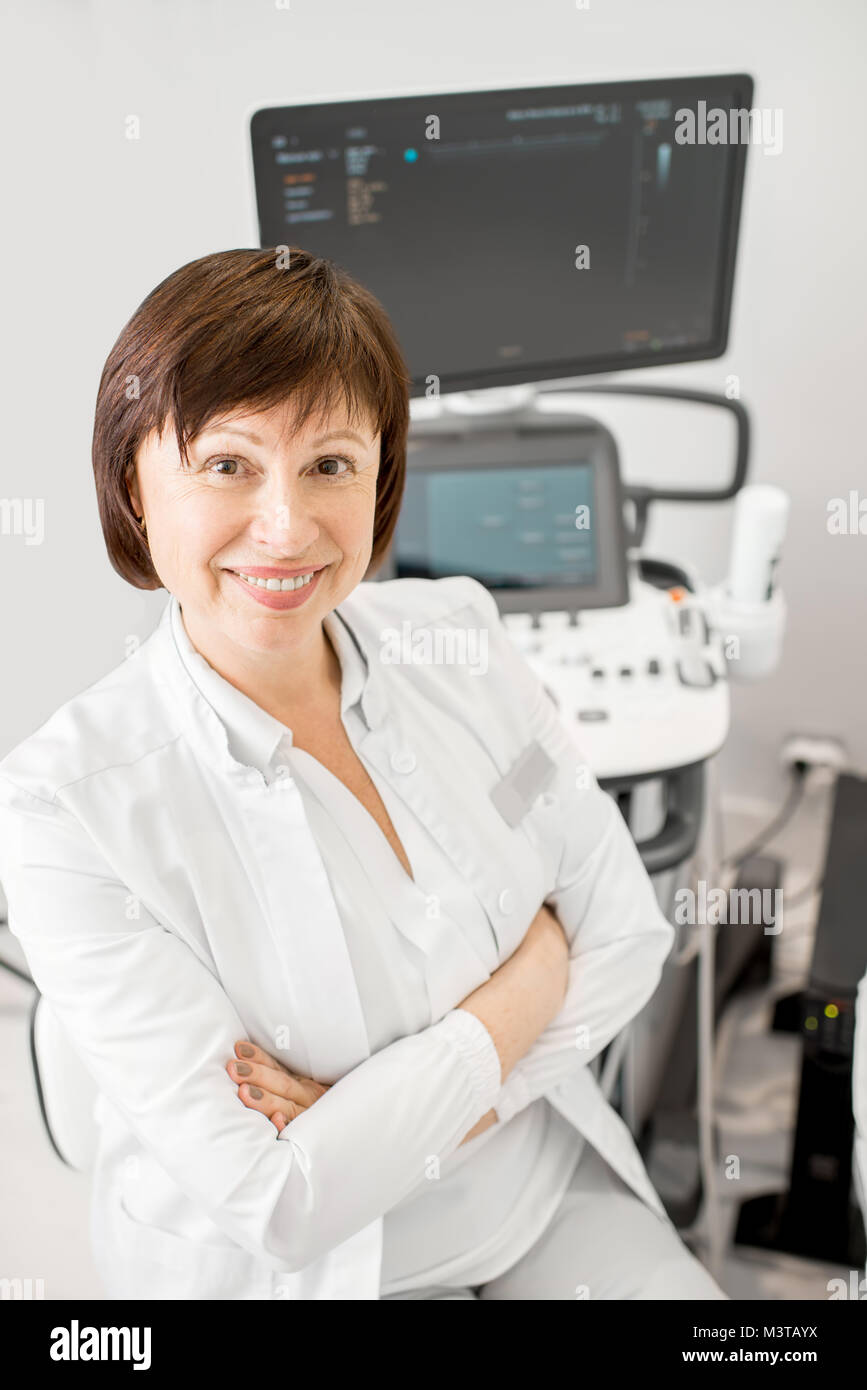 Doktor mit Ultraschallgeräten Stockfoto