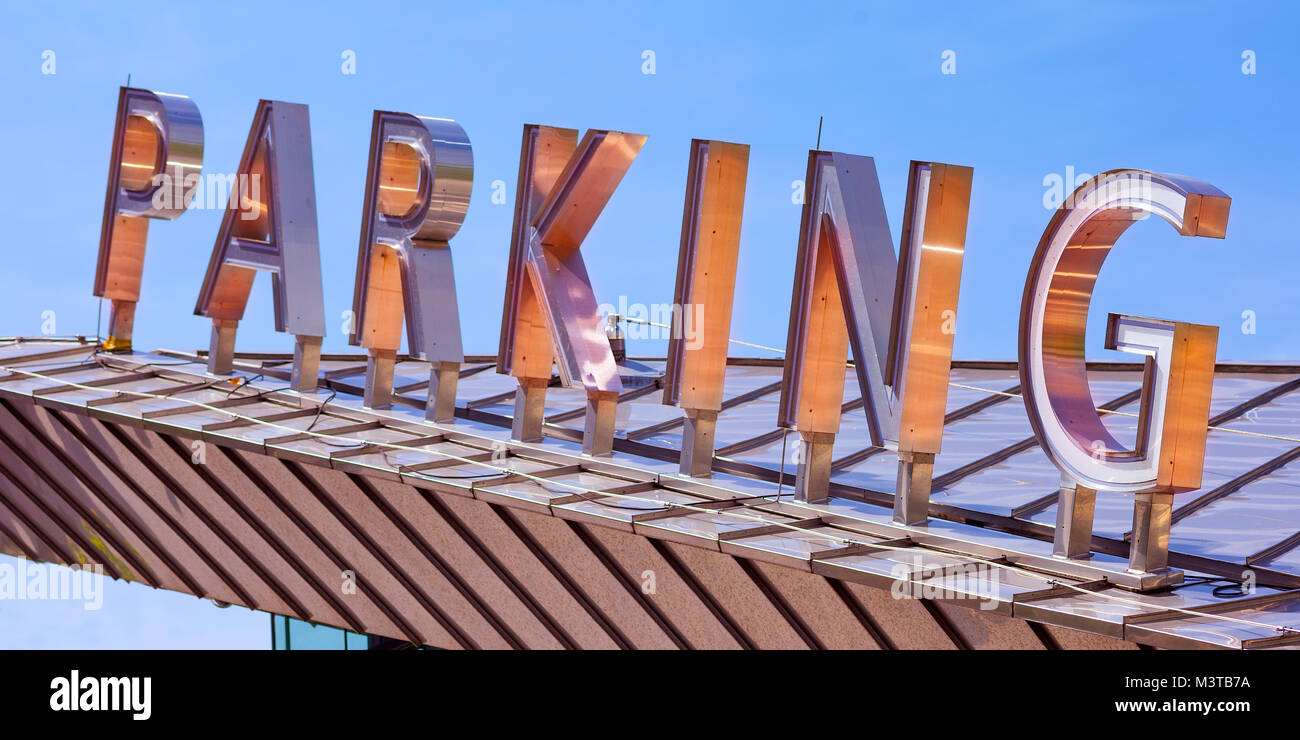 Parkplatz logo Text über ein Dach aus Stahl in Rotterdam, Niederlande Stockfoto