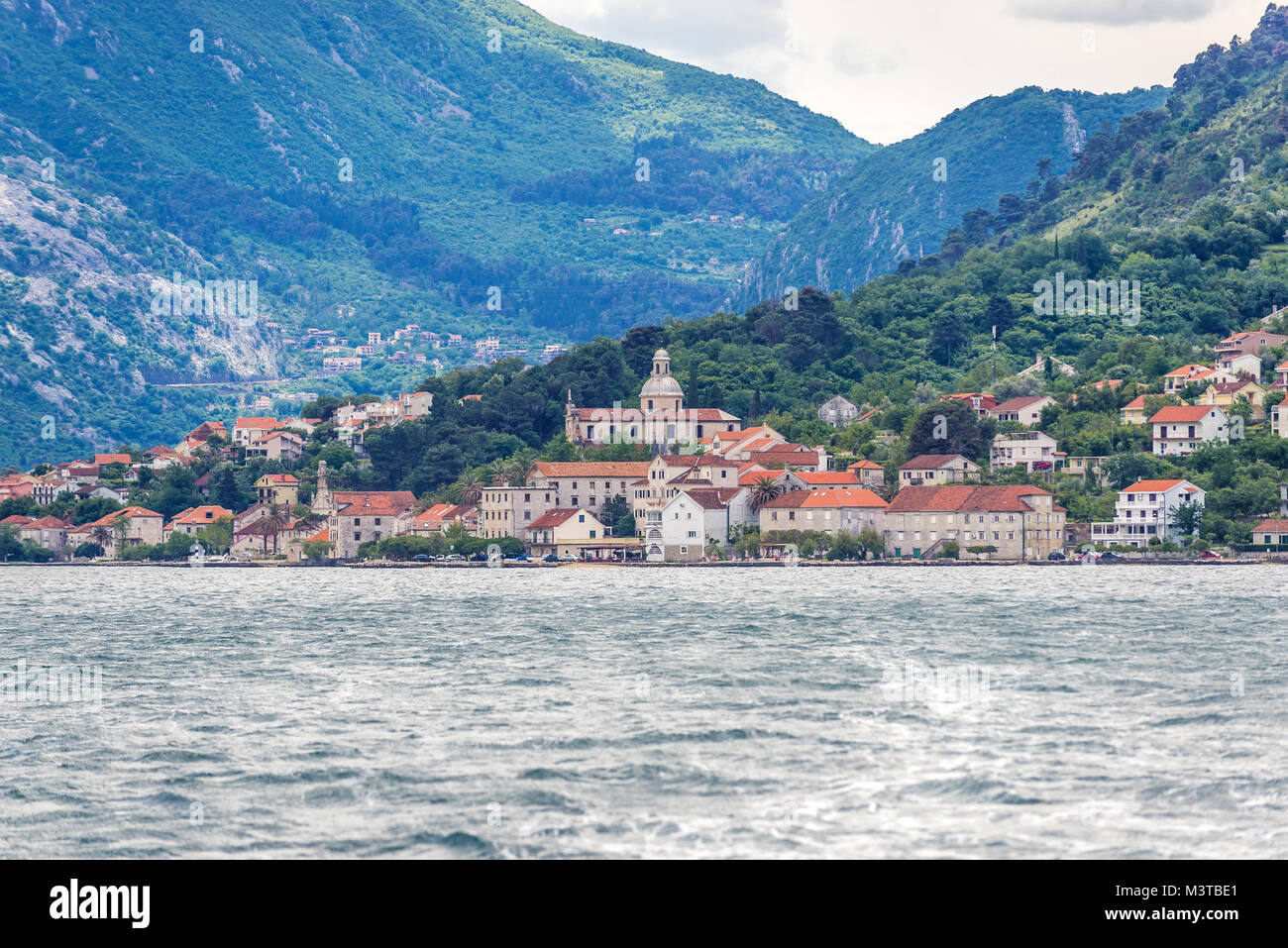 Prcanj Stadt entlang der Bucht von Kotor der Adria in Montenegro. Ansicht mit Kirche der Geburt der Jungfrau Maria Stockfoto