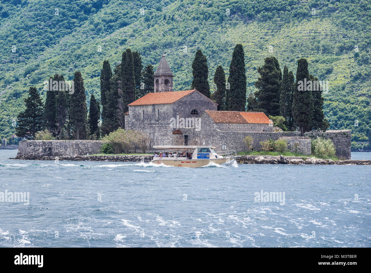 Insel St. George Kirche des Benediktinerklosters, einer der beiden Inseln an der Küste von Perast Stadt in der Bucht von Kotor, Montenegro Stockfoto