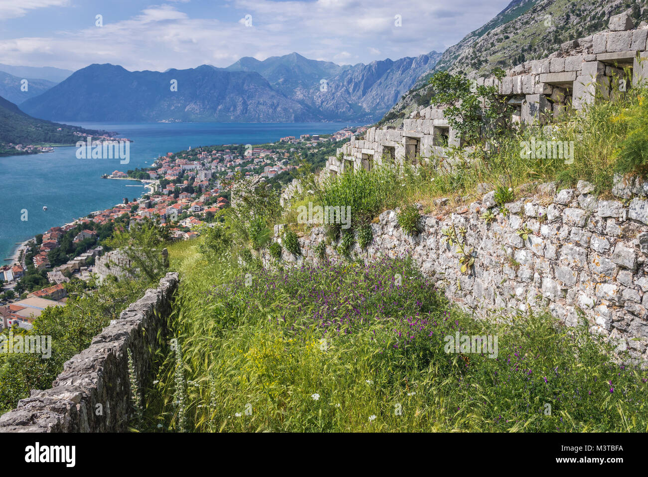 Ruinen von Gebäuden um Saint John Festung über Kotor Küstenstadt, in der Bucht von Kotor der Adria, Montenegro entfernt Stockfoto