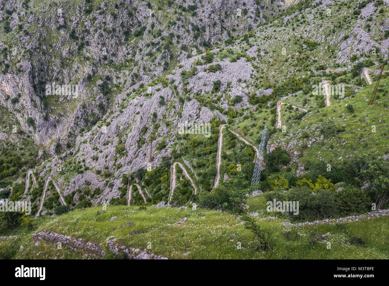 Zick-zack-Wanderweg von Kotor Küstenstadt, in der Bucht von Kotor throug Berg zu tun Zanjev Dorf in Montenegro entfernt Stockfoto