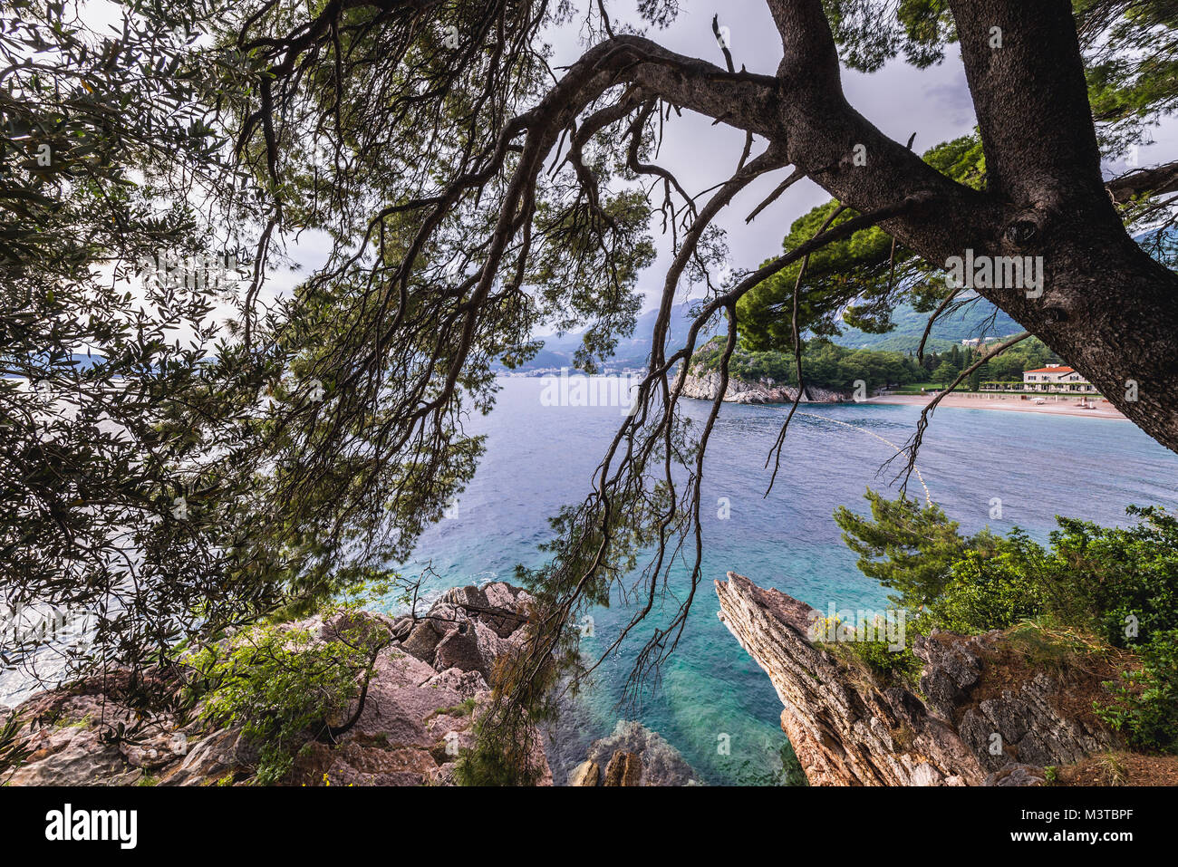 Blick von Milocer Felsen auf Queen's Strand vor der Villa Milocer Aman Sveti Stefan Luxus Hotel in Przno, Montenegro Stockfoto