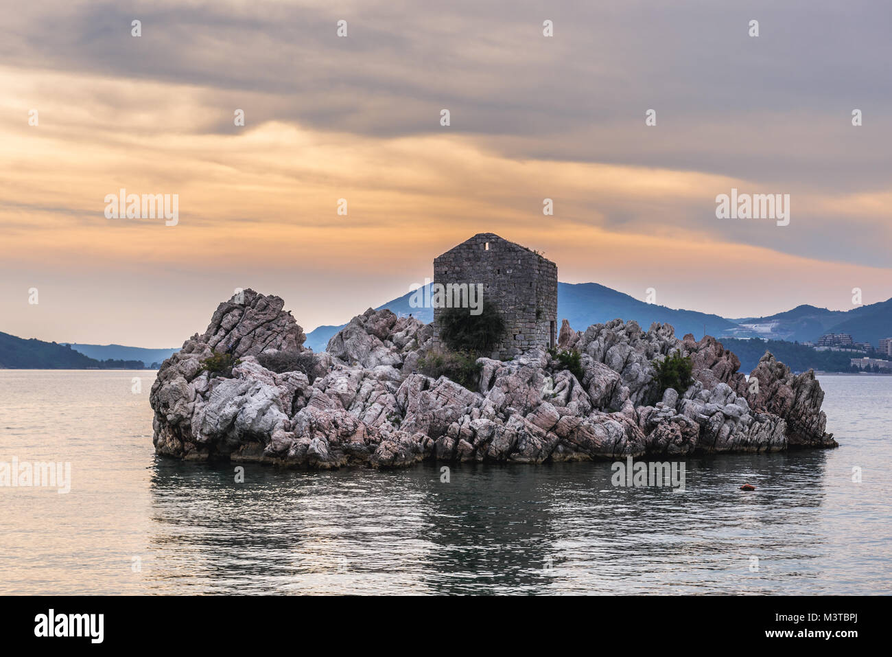 Felsige Insel in Przno, einem kleinen Ferienort an der Adria Küste in der Nähe von Budva Stadt Montenegro Stockfoto