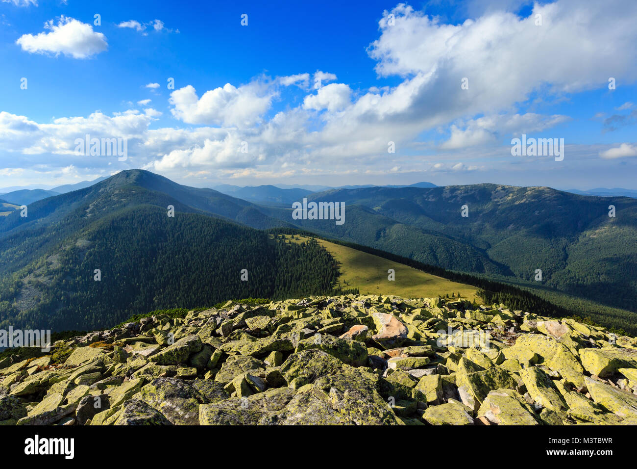 Sommer Karpaten Berg Blick von felsigen Gipfel des Mount (Homiak Gorgany, Ukraine). Stockfoto