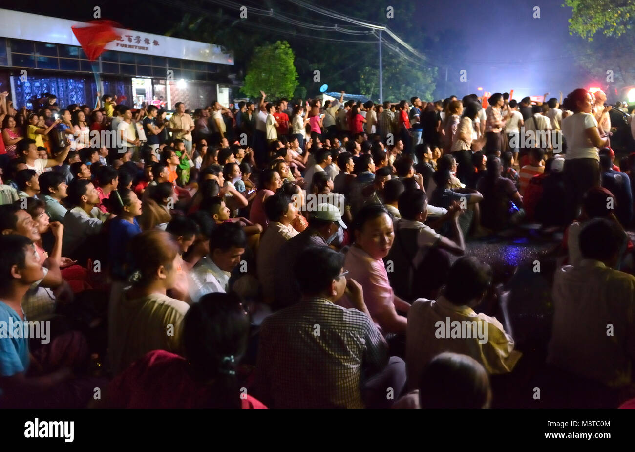 Leute, die durch die Nationale Liga für Demokratie zentrale versammelt, gerade die Nachrichten nach dem ersten Öffnen der Wahl am 8. November 2015, Yangon, Myanmar Stockfoto
