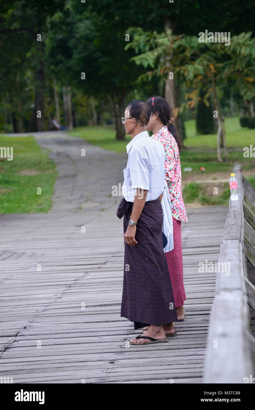 Menschen für Fotos im Park, Yangon, Myanmar posing Stockfoto