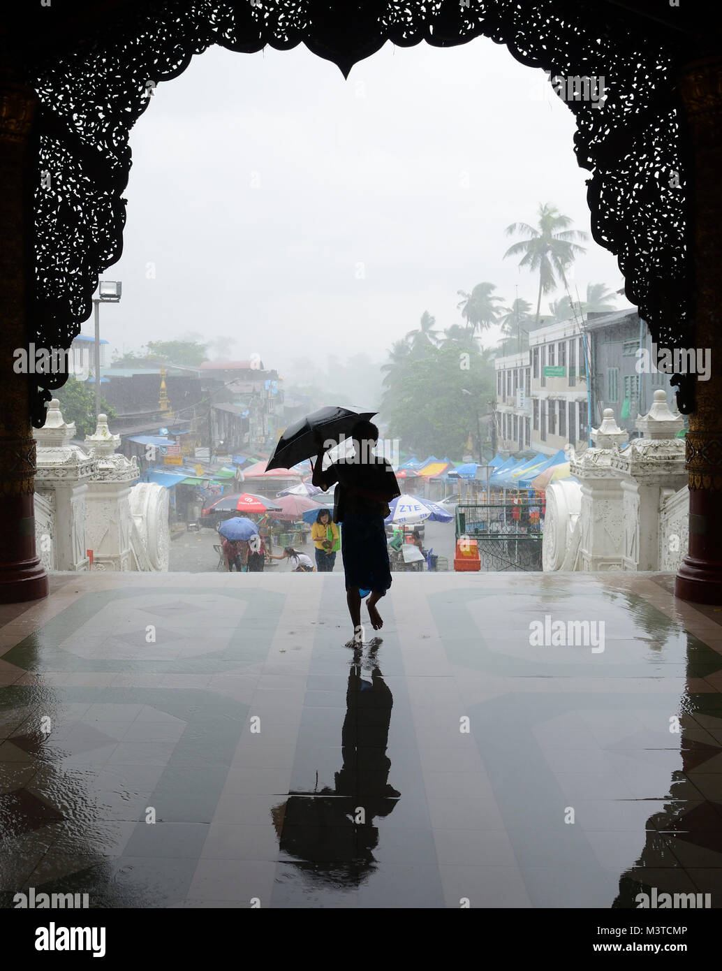 Eingang zur Shwedagon Pagode an einem regnerischen Tag, Yangon, Myanmar Stockfoto