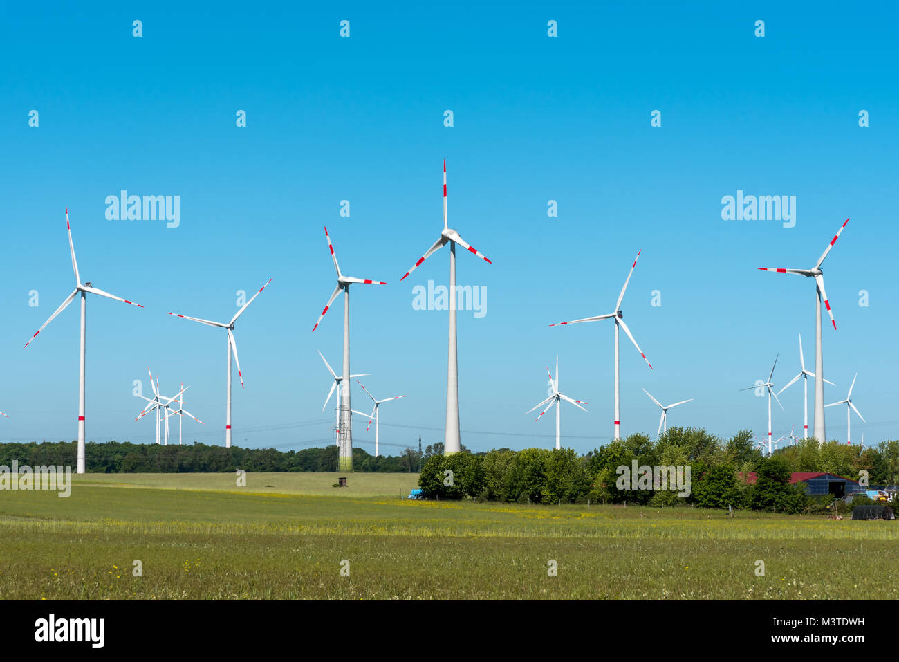 Windenergieanlagen an einem sonnigen Tag in Deutschland gesehen Stockfoto