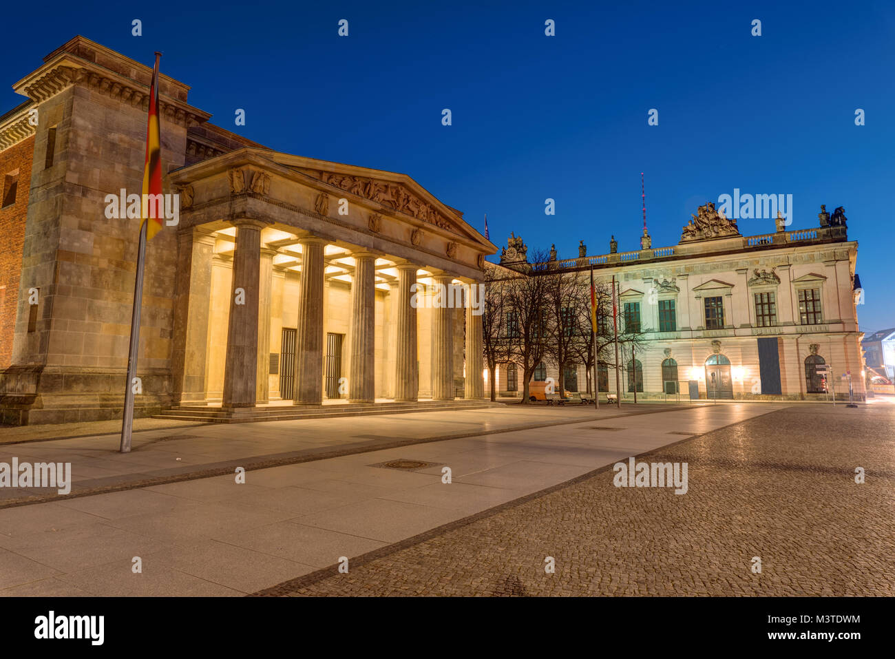 Die Neue Wache und das Deutsche Historische Museum in Berlin bei Nacht Stockfoto