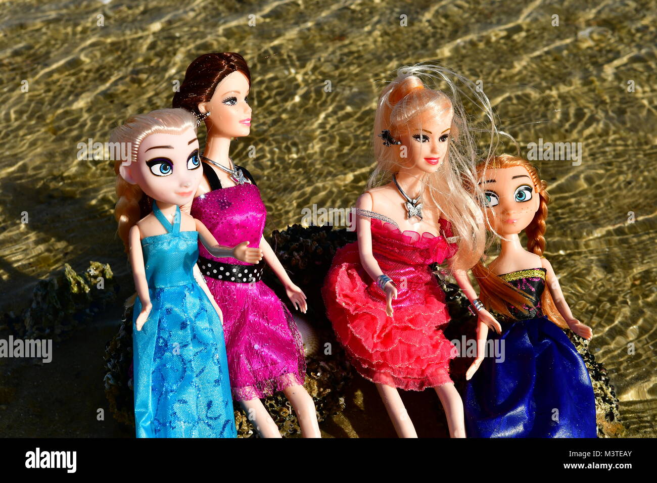 Barbie Puppen Junge am Strand spielen Stockfotografie - Alamy