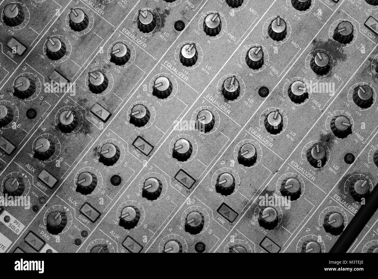 Viele verschiedene Controller auf einen Mixer, Band, Musik Stockfoto