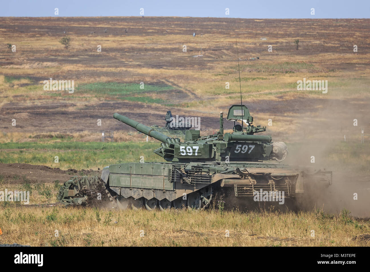 Nowotscherkassk, Russland, 26. AUGUST 2017: Moderne russische Tank mit einer Ausrüstung für Minenräumung Stockfoto