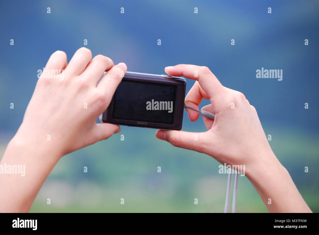 Junge Frau mit einer kompakten Kamera mit einer Veranstaltung fotografiert. Stockfoto