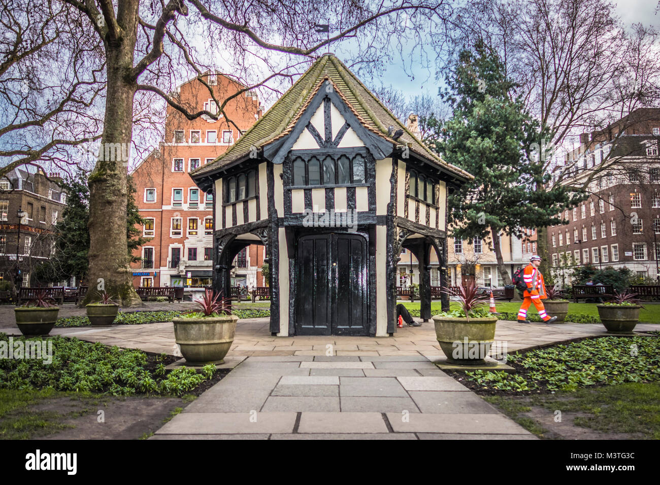 Die Mock Tudor Gärtner Hütte in Soho Square, London, UK Stockfotografie