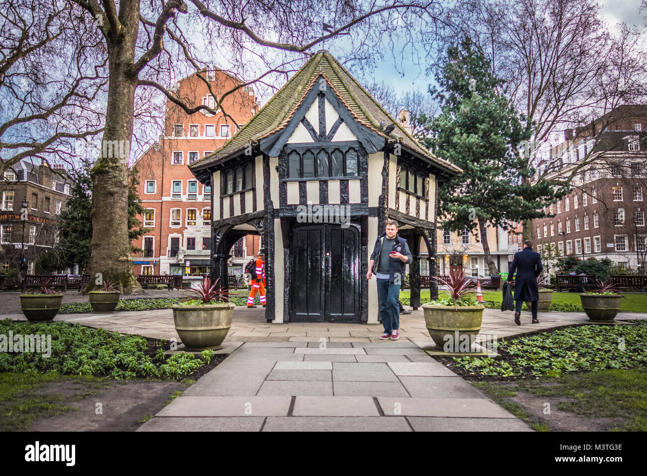Die Mock Tudor Gärtner Hütte in Soho Square, London, UK Stockfotografie
