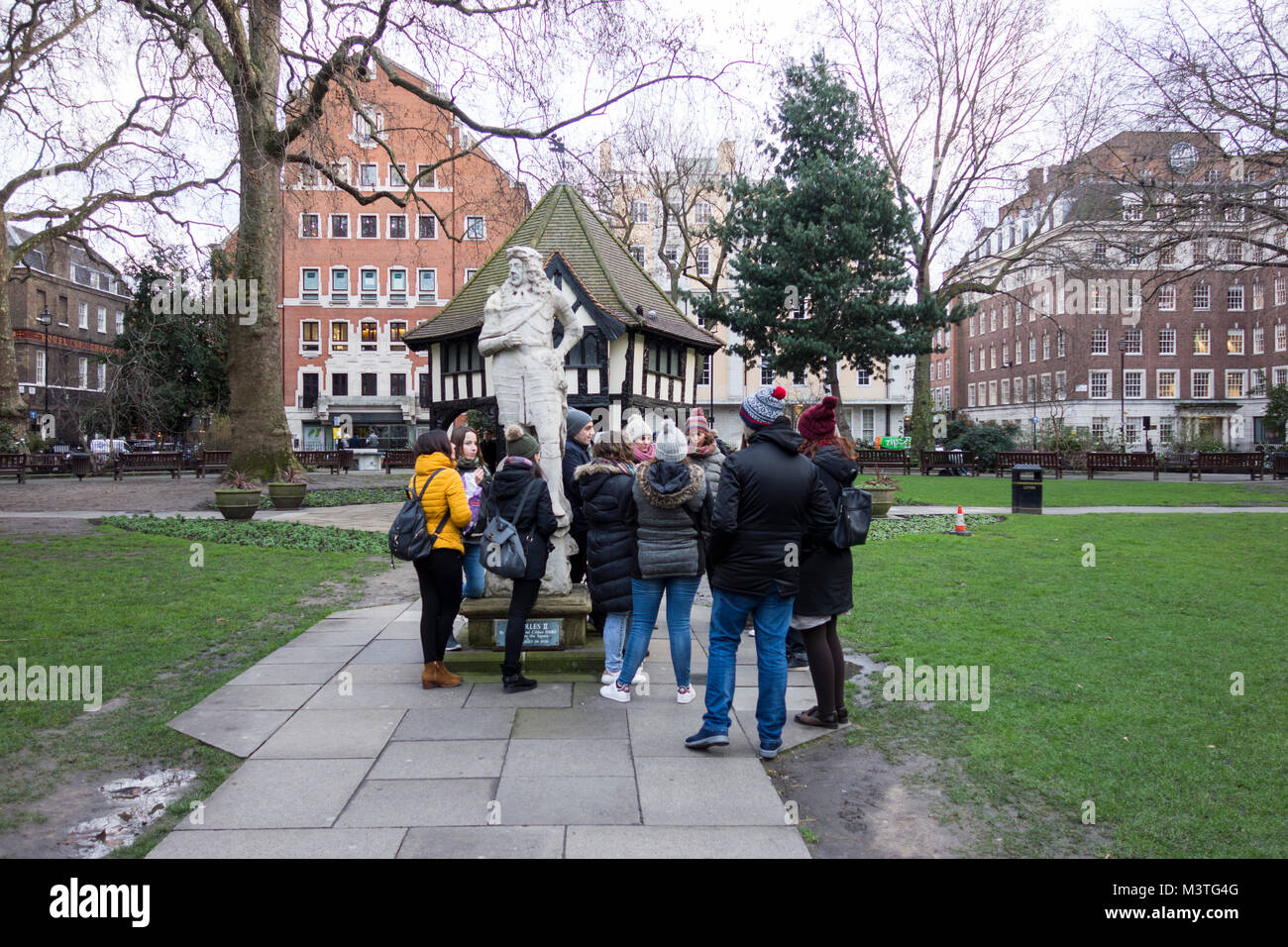 Statue von Karl II. und Tudor Stil Gärtner Hütte in Soho Square, London