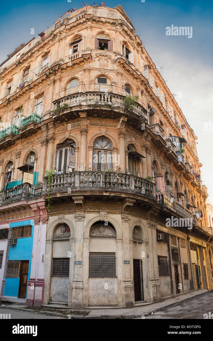 Alte und verfallende Gebäude im Zentrum der Altstadt von Havanna Stockfoto