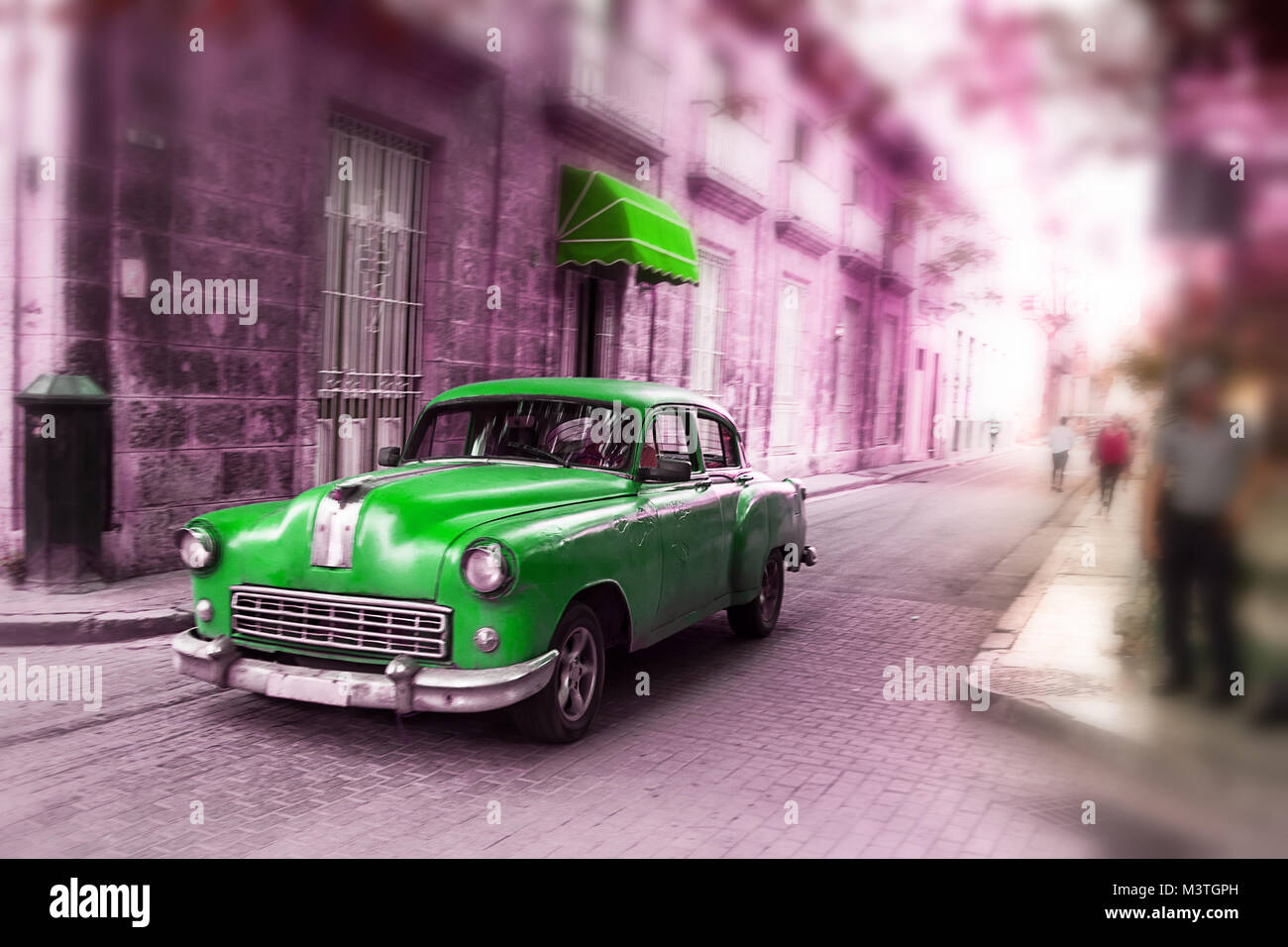 Grün, alten amerikanischen klassischen Auto in der Straße der Altstadt von Havanna (Kuba) Stockfoto