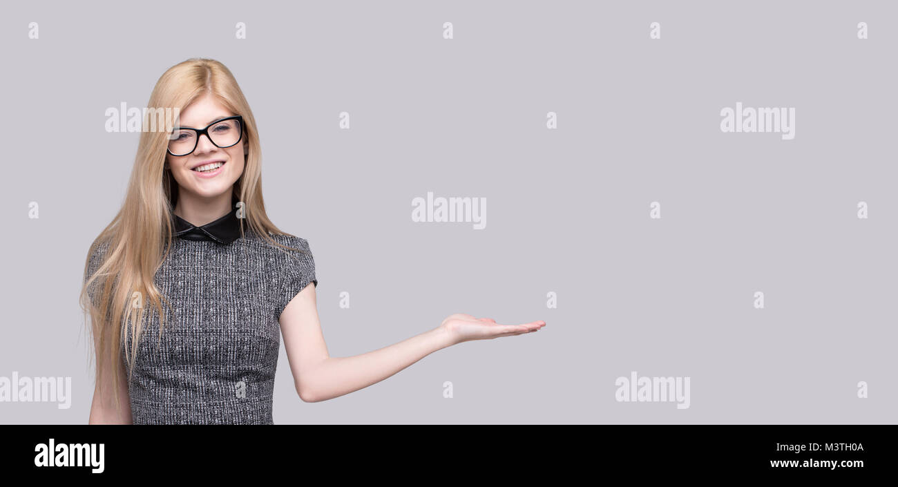 Blonde Frau mit imaginären Produkt leerer Raum, Förderung und Präsentation Stockfoto