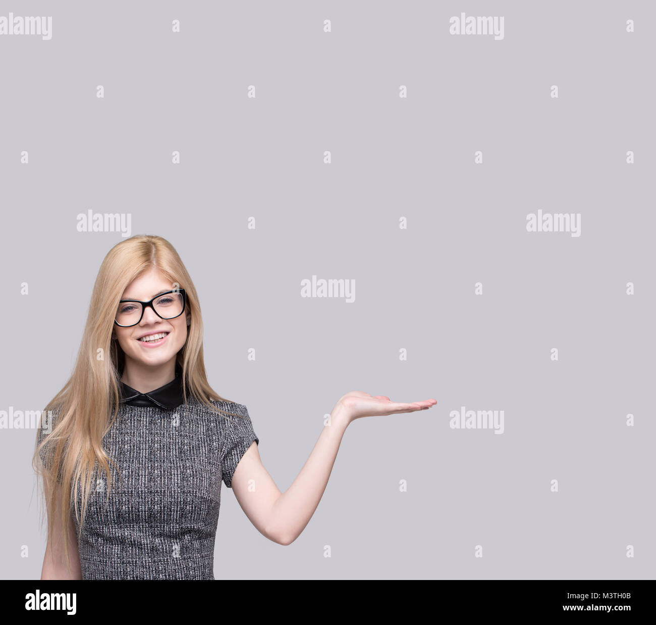 Blonde Frau mit imaginären Produkt leerer Raum, Förderung und Vertrieb Stockfoto