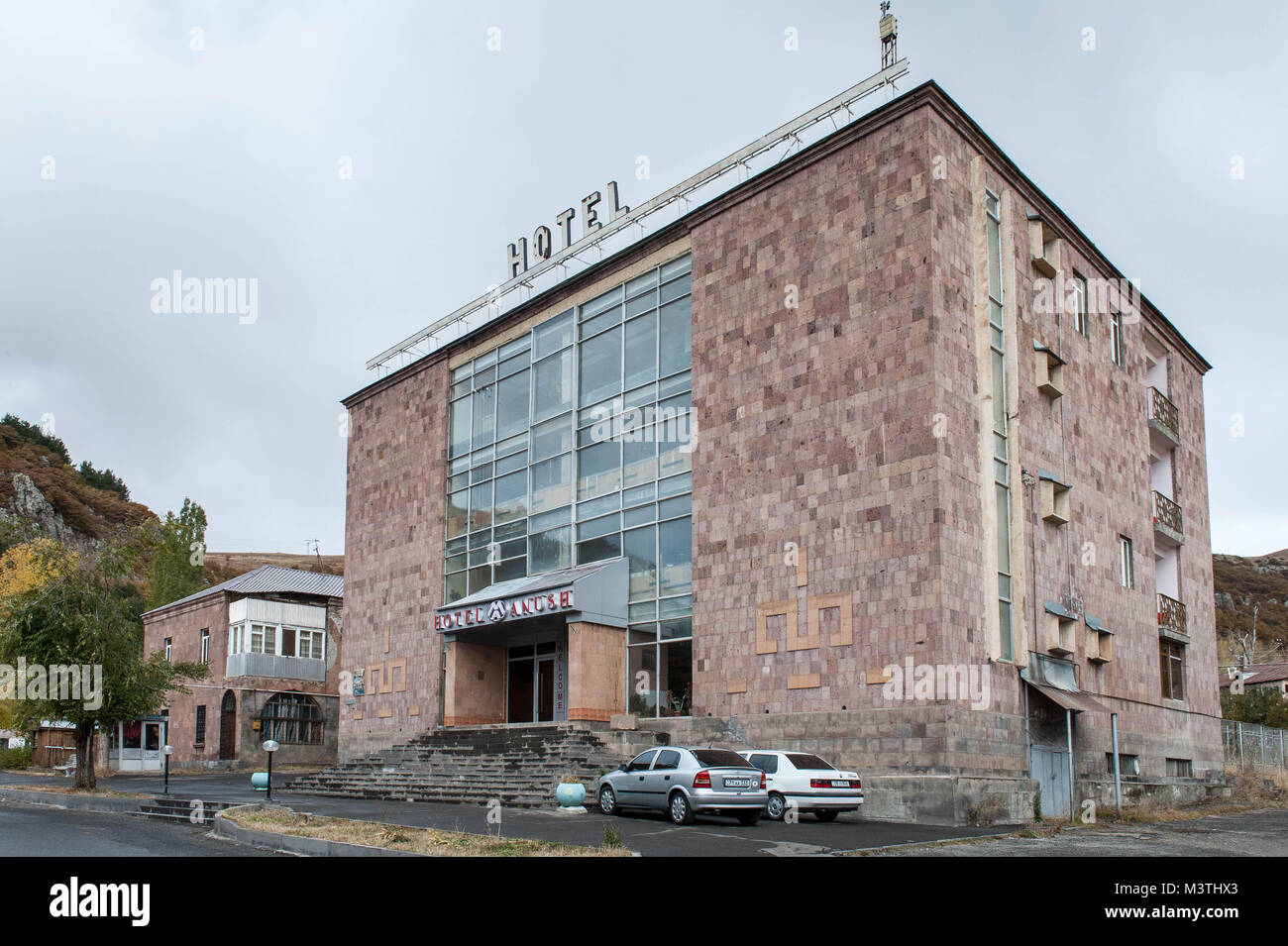 Alte russische Hotel im Zentrum von Dzhermuk Dorf in Armenien. Stockfoto