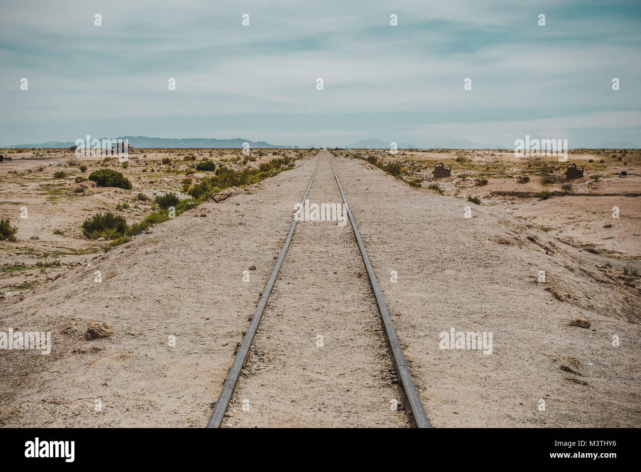 Zug Schiene geht in die Ferne in der Wüste von Bolivien Stockfoto