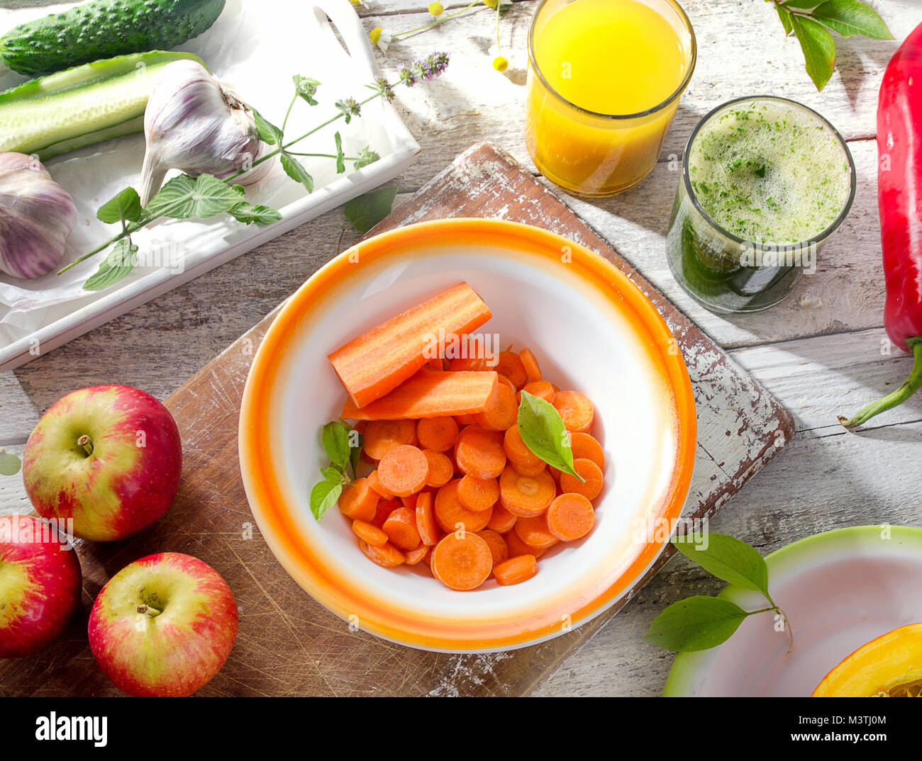 Säfte, Smoothies, Früchte und Gemüse. Gesunde Ernährung und vegetarische Konzept. Ansicht von oben Stockfoto