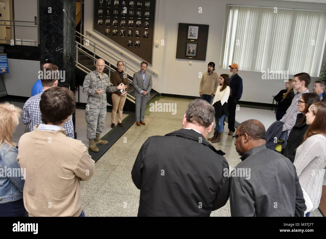 Oberst Raymond Briggs, Test Systems Sustainment Abteilung Direktor, dargestellt in der Mitte links, begrüßt die Brücke in die Zukunft Teilnehmer an Arnold Air Force Base, Dec, 18, 2017, an der Arnold Engineering Entwicklung komplexer Hauptquartier. Die Veranstaltung, für die Hochschule - im Alter von Studenten der AEDC Team Mitglieder, gibt Interessenten zu AEDC Team Mitglieder und die Möglichkeit, über die Komplexen und die Karrierechancen zu informieren. Stockfoto